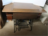 Vintage Singer Sewing Machine w/Desk