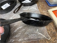 NO. 3 GRISWOLD CAST IRON PAN