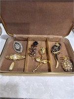 Job Lot - Broches in Jewerly Case