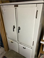 ANTIQUE UNIVERSAL BY SEEGER REFRIGERATOR