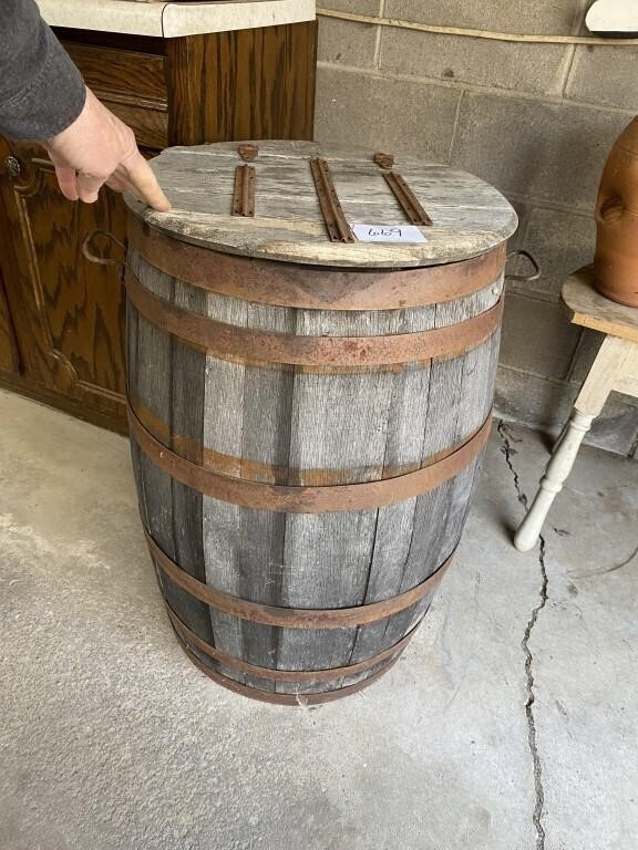 FULL SIZE WOODEN BARREL W/ HINGED TOP