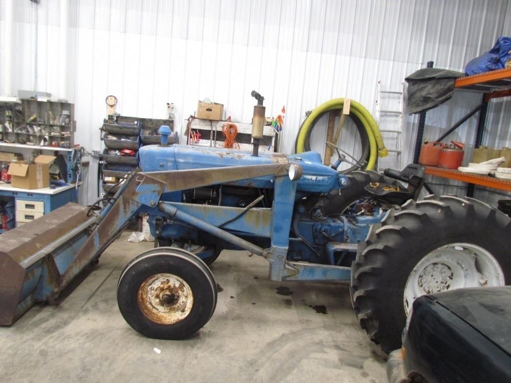 Ford 5000 tractor with 727 loader