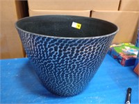 Jumbo 15-in plastic flower pot silver black