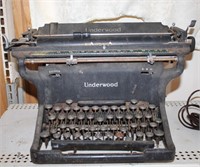 ANTIQUE UNDERWOOD TYPEWRITER