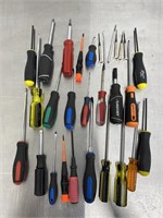 LOT - Screwdrivers of various types and sizes.