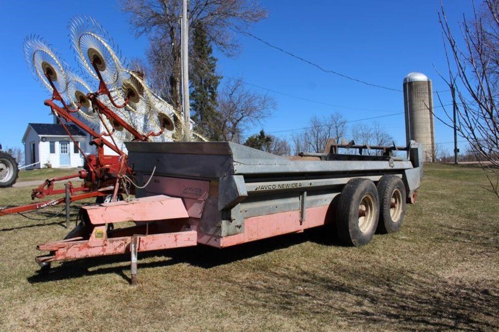 New Idea 353 tandem manure spreader