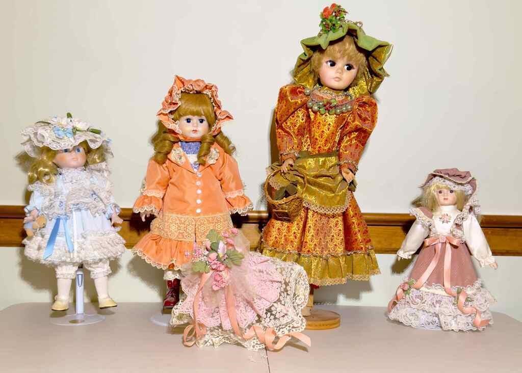 (4) Dolls and a decorated parasol