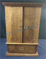 Nicely crafted quarter sawn display box w/ drawer