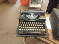 VINTAGE ROYAL TYPEWRITER