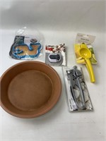 Kitchen Items Pie Tin, Timer, Juicer, Garlic Press