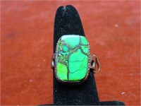 Sterling silver ring w/large green stone. Size 7