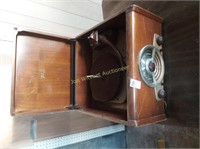 Zennith Tube Radio and Turn Table, 6R086