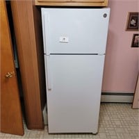 GE Refrigerator/Freezer- Good Working Condition