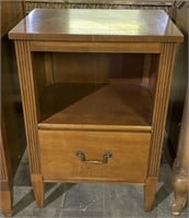 (H) Mid Century Kindel One Drawer End Table 20” x