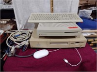 Vtg Apple Macintosh LCII, Quadra 660AV, Keyboard
