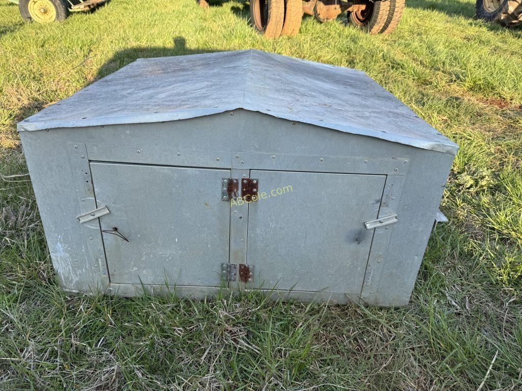 4' x 4' Aluminum Dog Box