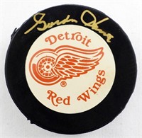 GORDIE HOWE AUTOGRAPH NHL RED WING PUCK