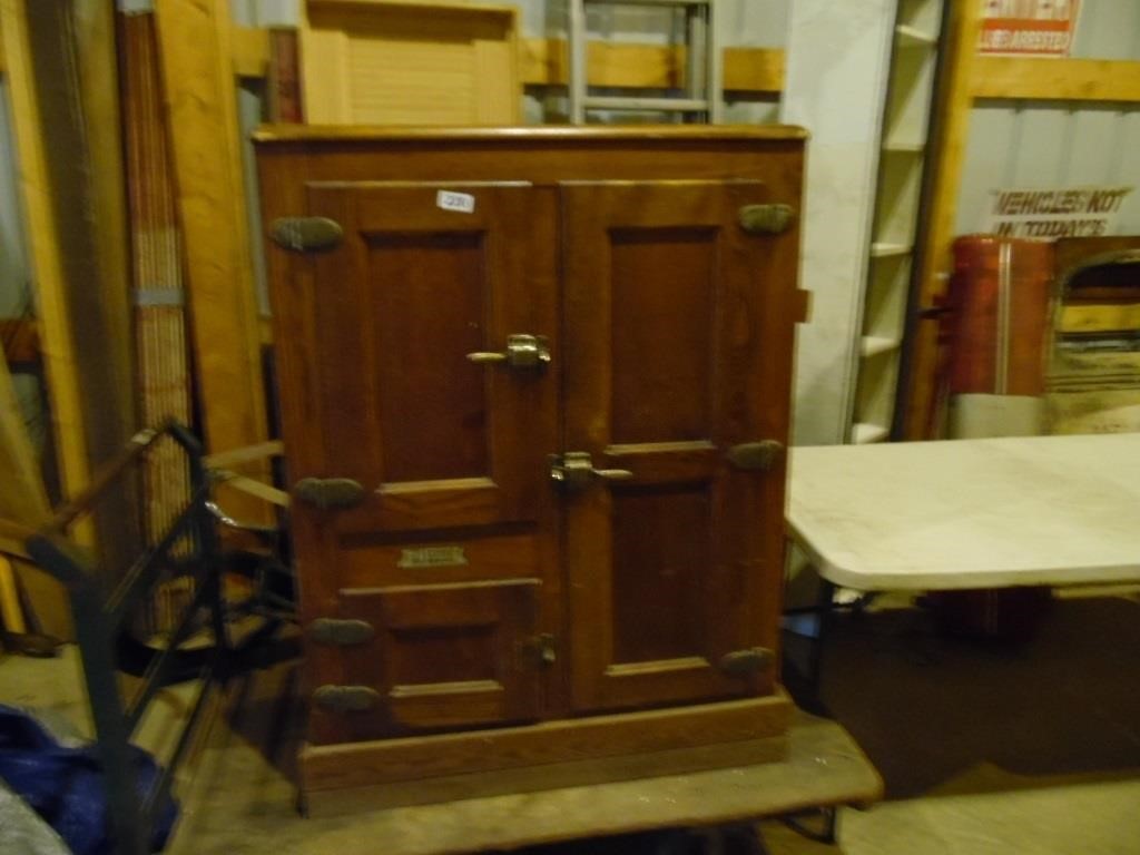 OAK ICE BOX, PORCELAIN INTERIOR, MISSING 1 LATCH