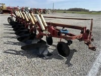 IH 700 7 Bottom Moldboard Plow