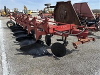 IH 720 Toggle Trip Moldboard Plow 6x18