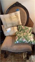 2 sets of decorative pillows
