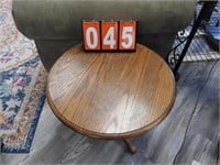 Small round Oak End Table