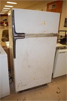 Amana 18 Fridge W/ Top Freezer