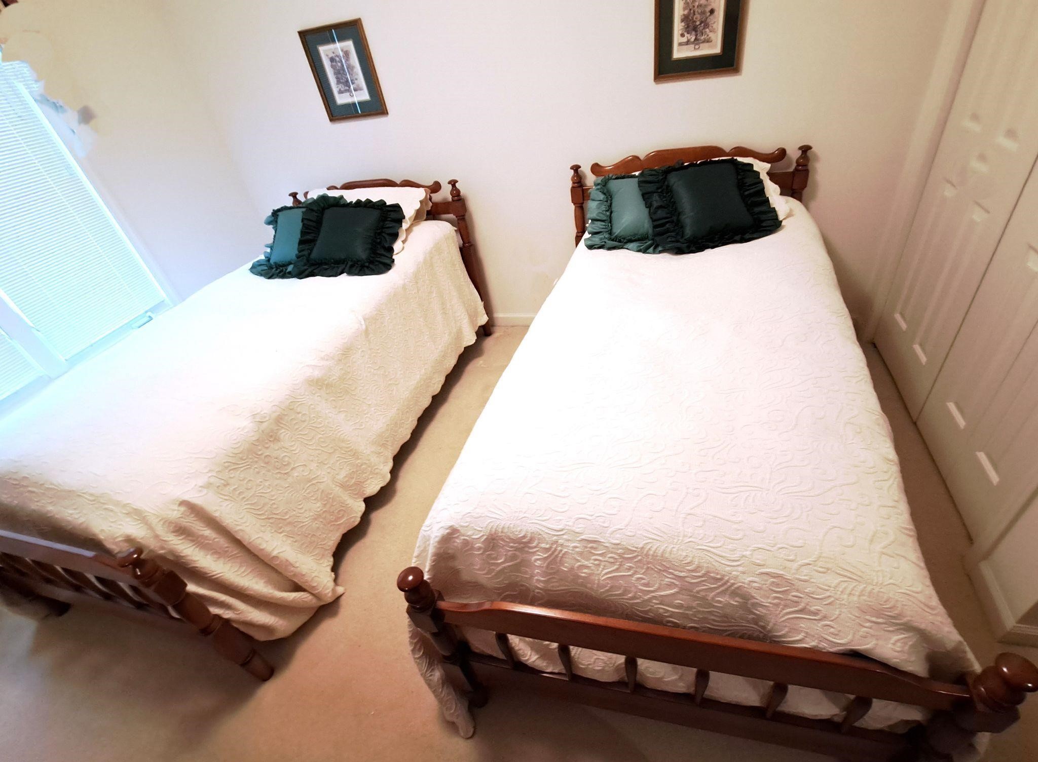 PAIR OF TWIN BEDS WITH CREAM BEDDING & BEDSPREADS