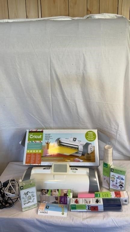 CRICUT EXPRESSION MACHINE WITH SOME ACCESSORIES