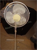 Windmere adjustable floor fan, 17"d