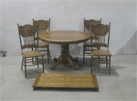 Vtg 47.5"x 30" Vtg Round Table W/Four Chairs See