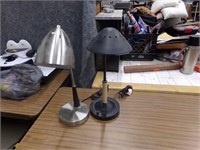 2 desk lamps
