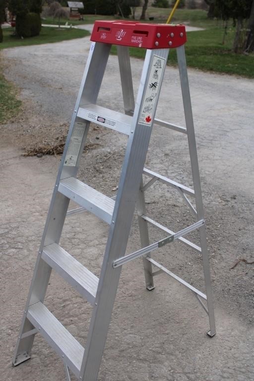 5ft Aluminum Step Ladder / Made In Canada