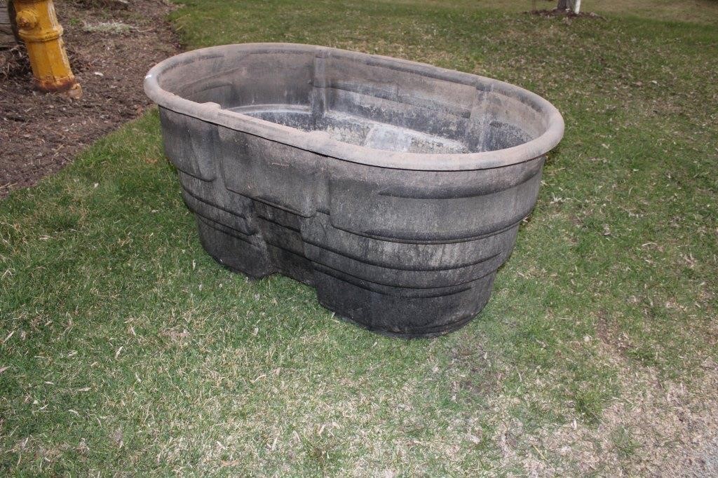 Rubbermaid Horse / Cow  Water Trough