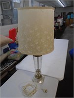 VINTAGE GLASS TABLE LAMP (TESTED AND WORKS)