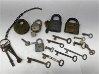 5x Old Padlocks & Misc Keys