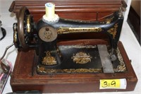 Antique 1905 Singer hand crank sewing machine
