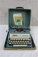 Vintage Underwood typewriter in carry case,