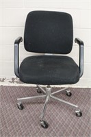 Swivel office chair