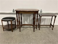 LOT OF 3 TABLES - 2 PLANT STANDS