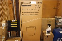 4- rubbermaid untouchable container