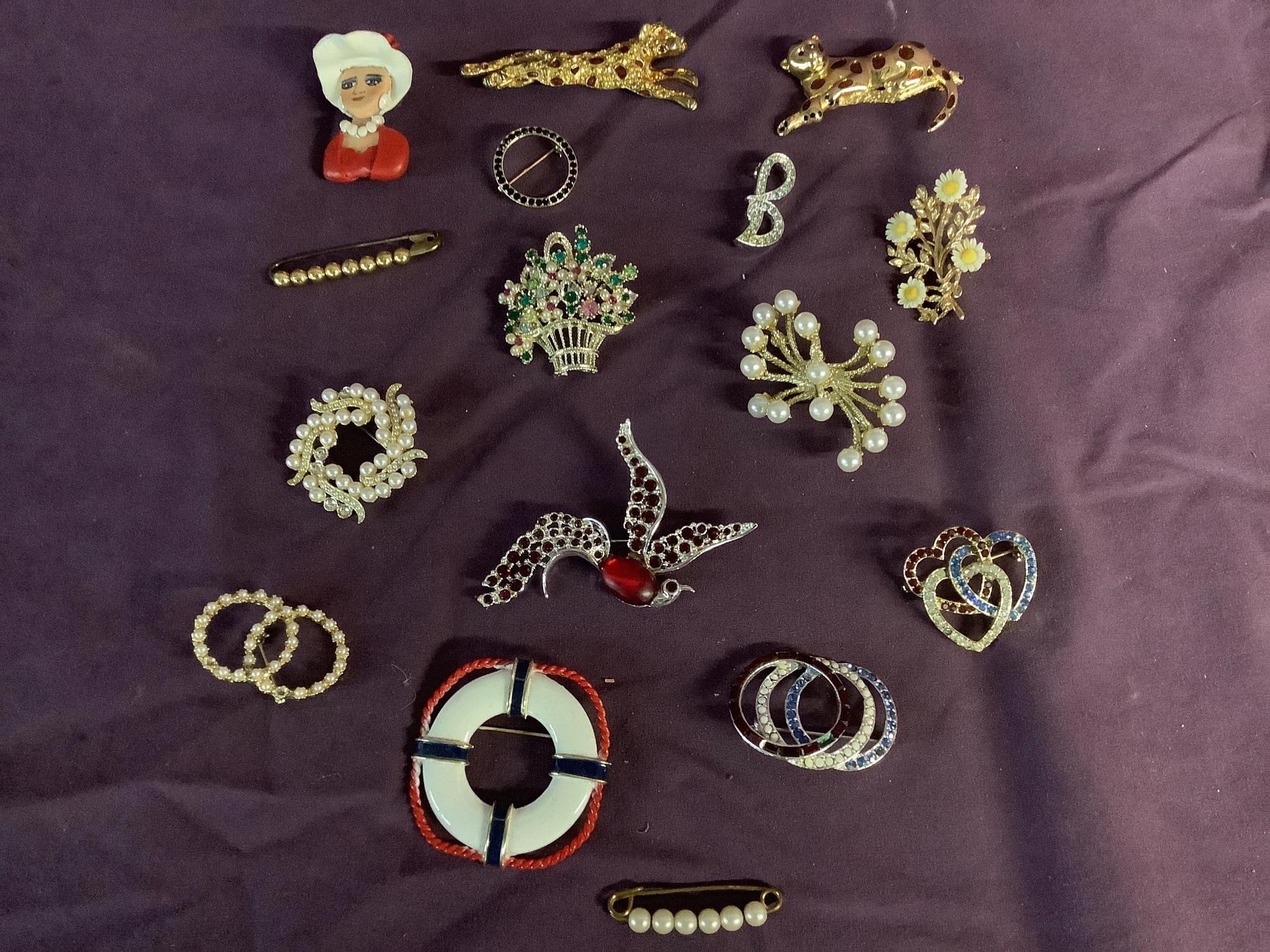Lot 16 broaches