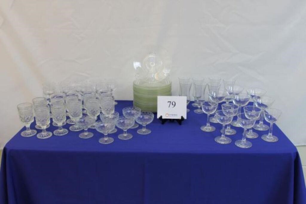 ASSORTED GLASSWARE AND CLEAR PLATES