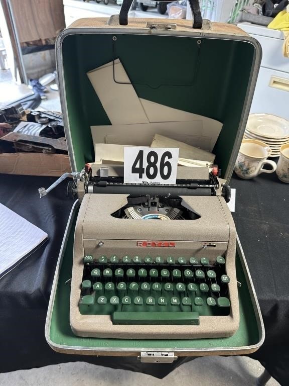 Royal Typewriter in Case (Works Good)(CASH ONLY)