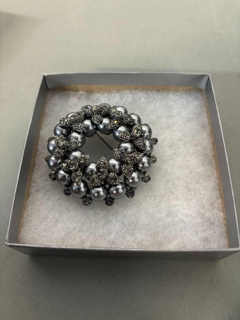 Vintage Worth and Douglas Brooch with rhinestones