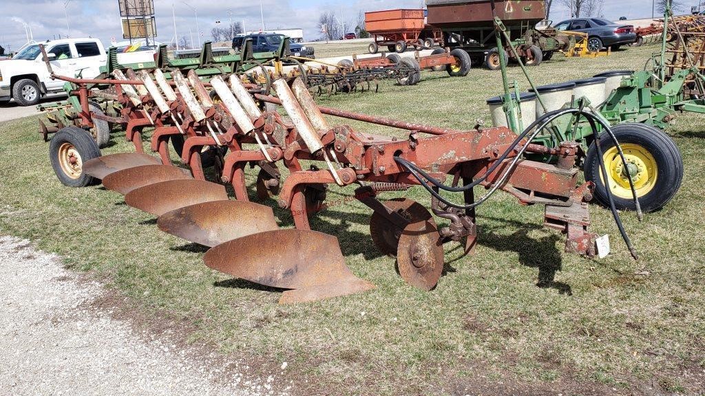 International 710 - 5 Bottom Plow