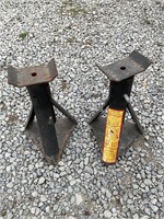 2 Adjustable jack stands