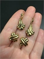 Two pairs of 14k gold earrings 3.88grams