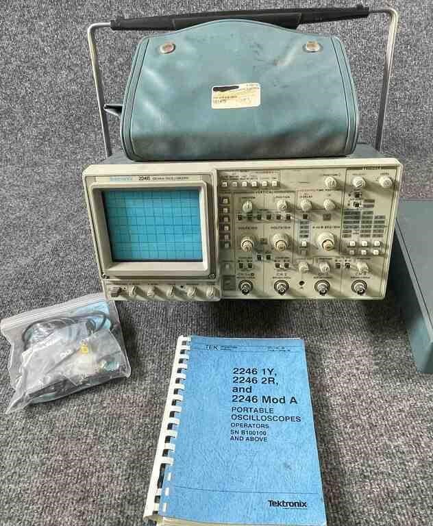 Tektronix 2246 Oscilliscope with operator's manual