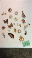 Assorted brooches and pins